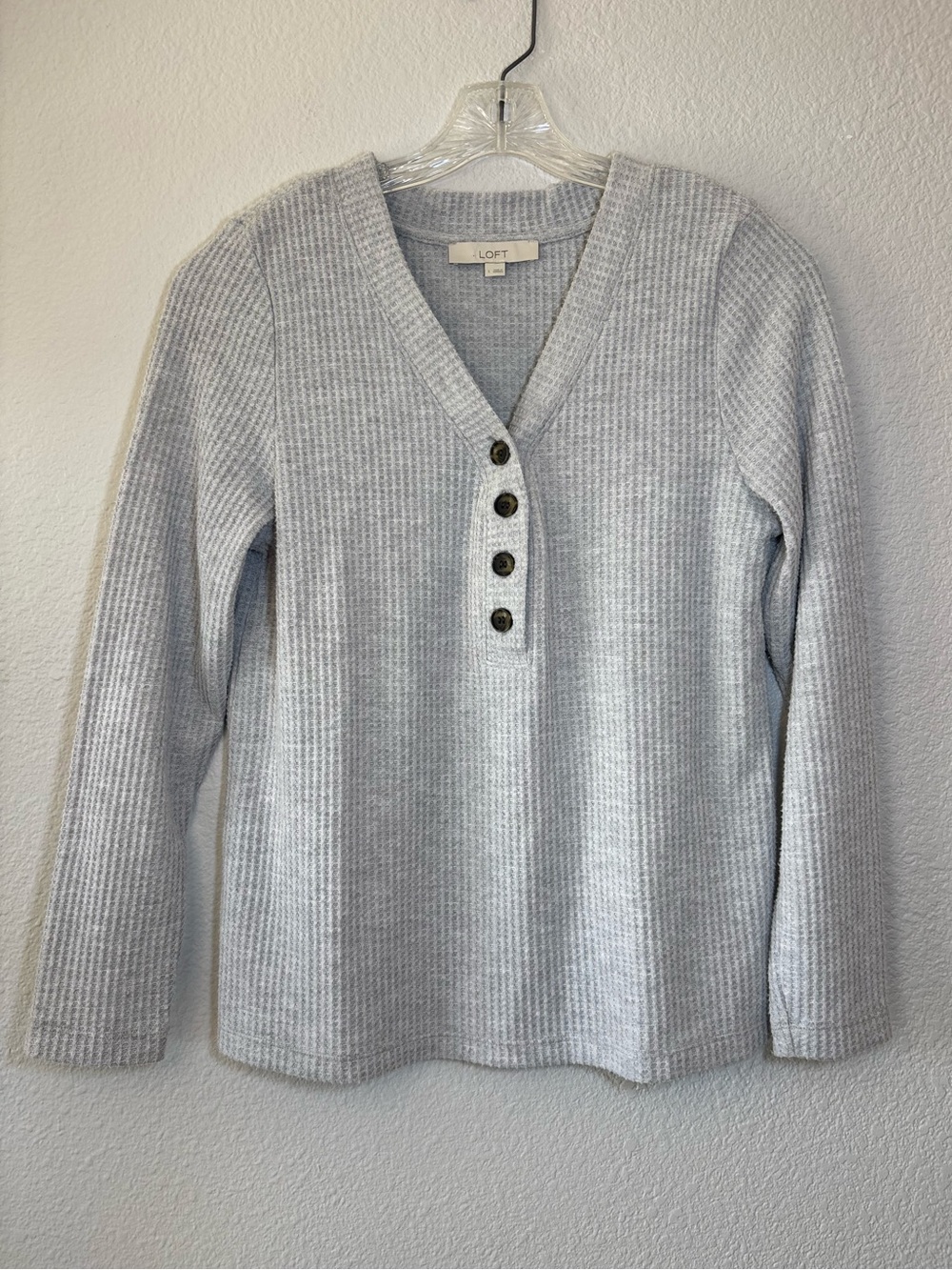 Loft Light Gray Waffle Knit Henley Sweater Size Large Long Sleeves V-neck